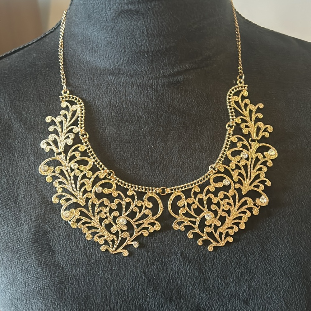 Gorgeous gold necklace “lace collar” style